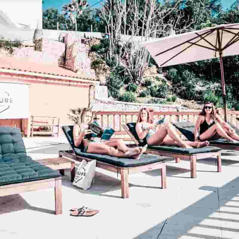digital nomads chilling in the sun
