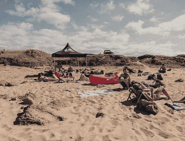 digital nomads chillin on the beach