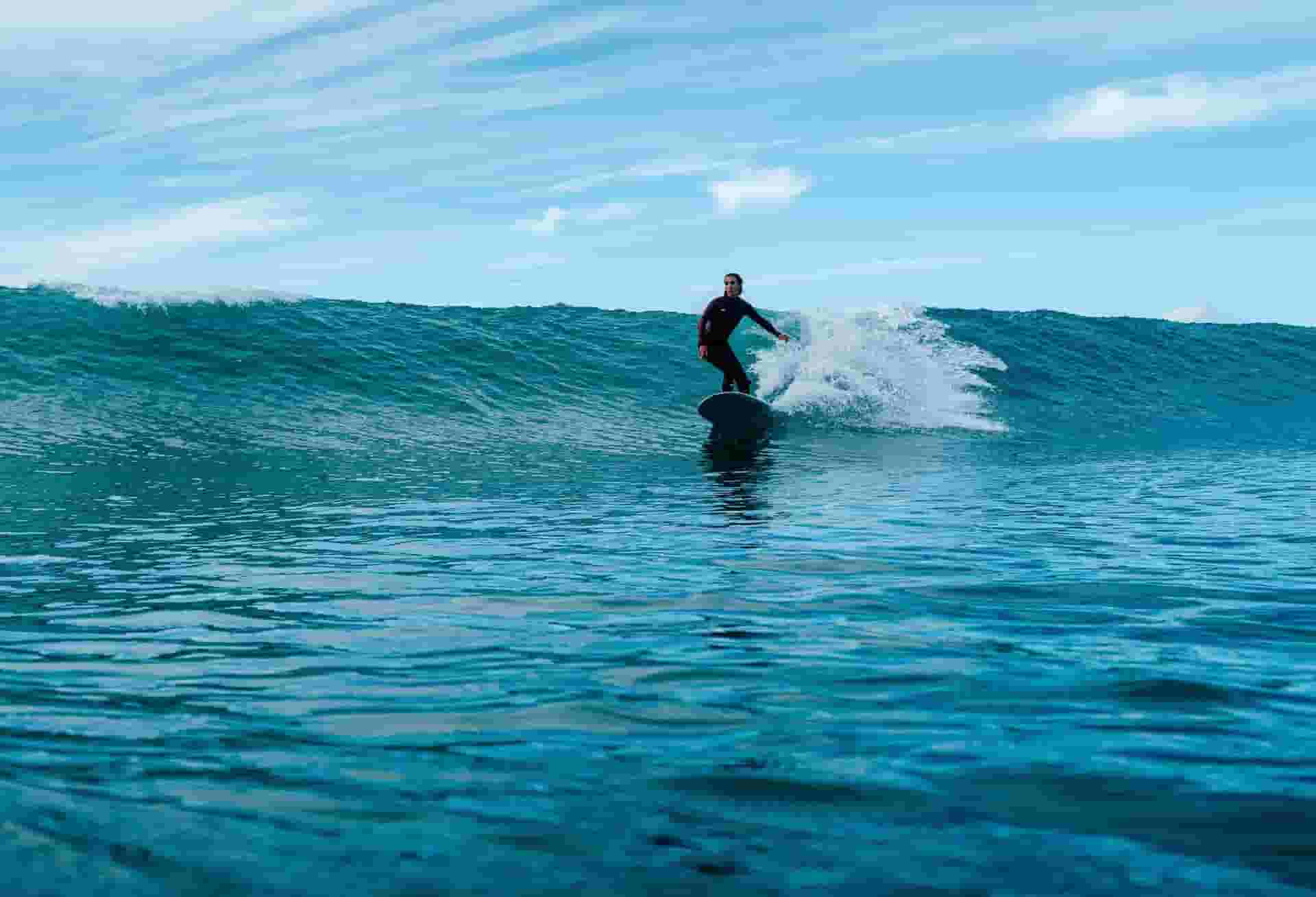 surfing cruisy waves