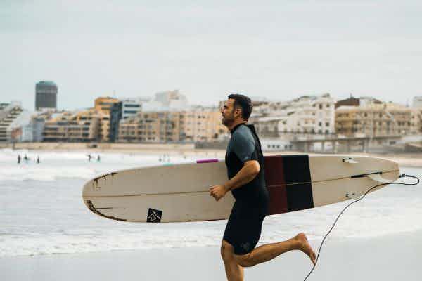 surfer running for surf
